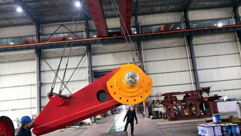 顎式破碎機(jī)動顎吊裝中 顎式破碎機(jī)動顎吊裝中